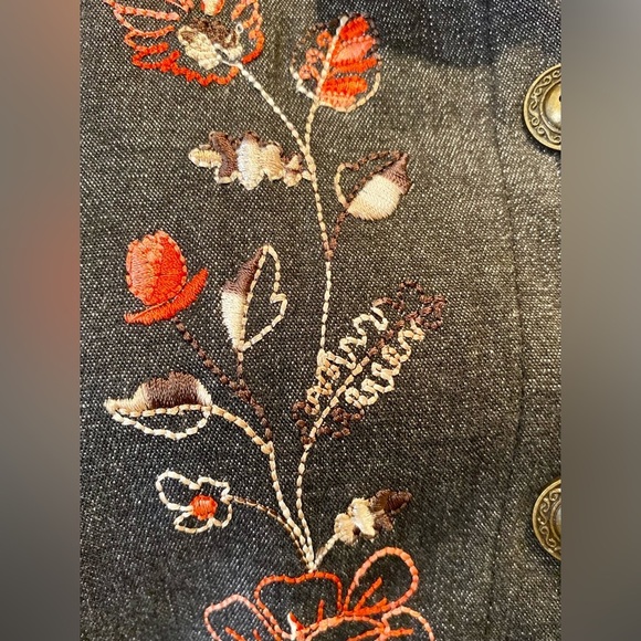 Alia petites embroidered button down denim jacket w/ front pockets  🌿🌺🌸🍃 - Picture 10 of 12